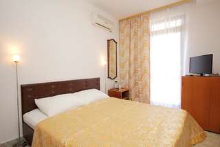 Апартаменты Apartments Ardura Петровац Двухместный номер с 1 кроватью и собственной ванной комнатой вне номера-5