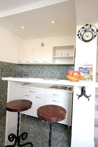 Апартаменты Apartments Ardura Петровац Двухместный номер с 1 кроватью и собственной ванной комнатой вне номера-7