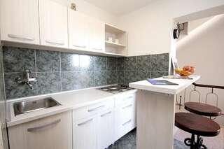 Апартаменты Apartments Ardura Петровац Двухместный номер с 1 кроватью и собственной ванной комнатой вне номера-9