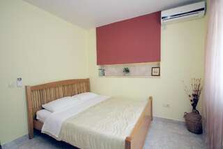 Апартаменты Apartments Ardura Петровац Номер-студио с балконом и видом на сад-2