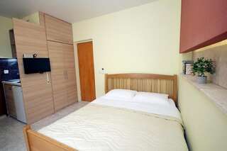 Апартаменты Apartments Ardura Петровац Номер-студио с балконом и видом на сад-4