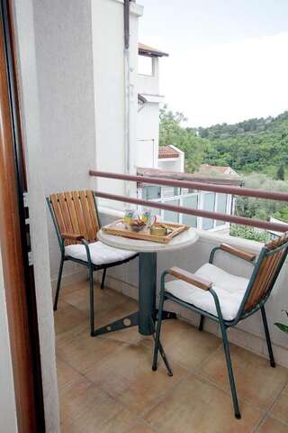 Апартаменты Apartments Ardura Петровац Номер-студио с балконом и видом на сад-16